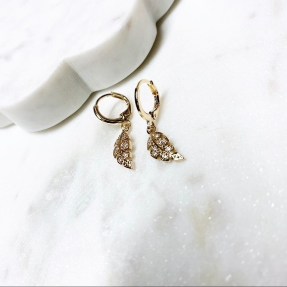 PETITE Leave Hoops - Picture 4 of 5